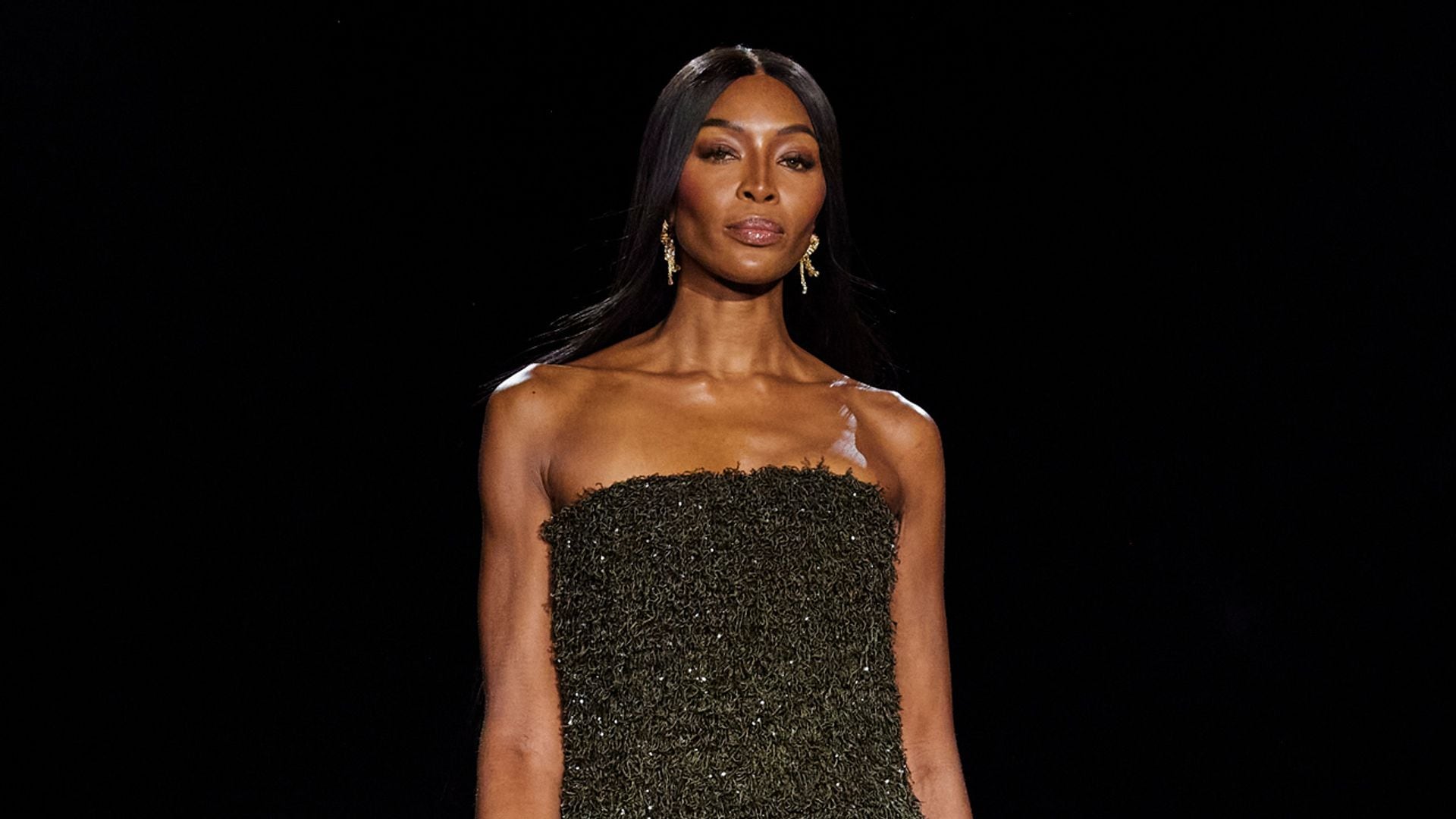 Naomi Campbell capitanea el desfile de Burberry en Londres con un llamativo vestido 'musgo'