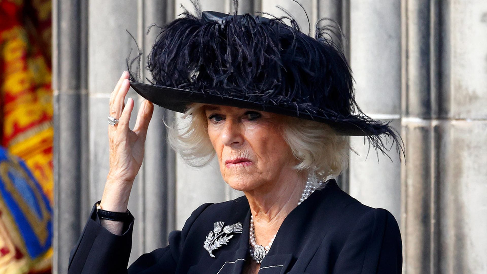 Muere el primer amor de la reina Camilla a los 77 años: así fue su romance
