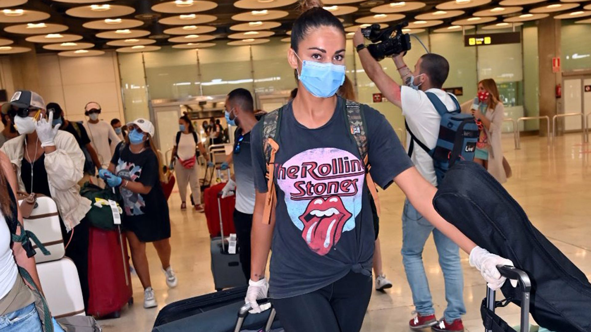 Lara Álvarez llega a España junto a los 'supervivientes' en medio de una gran expectación