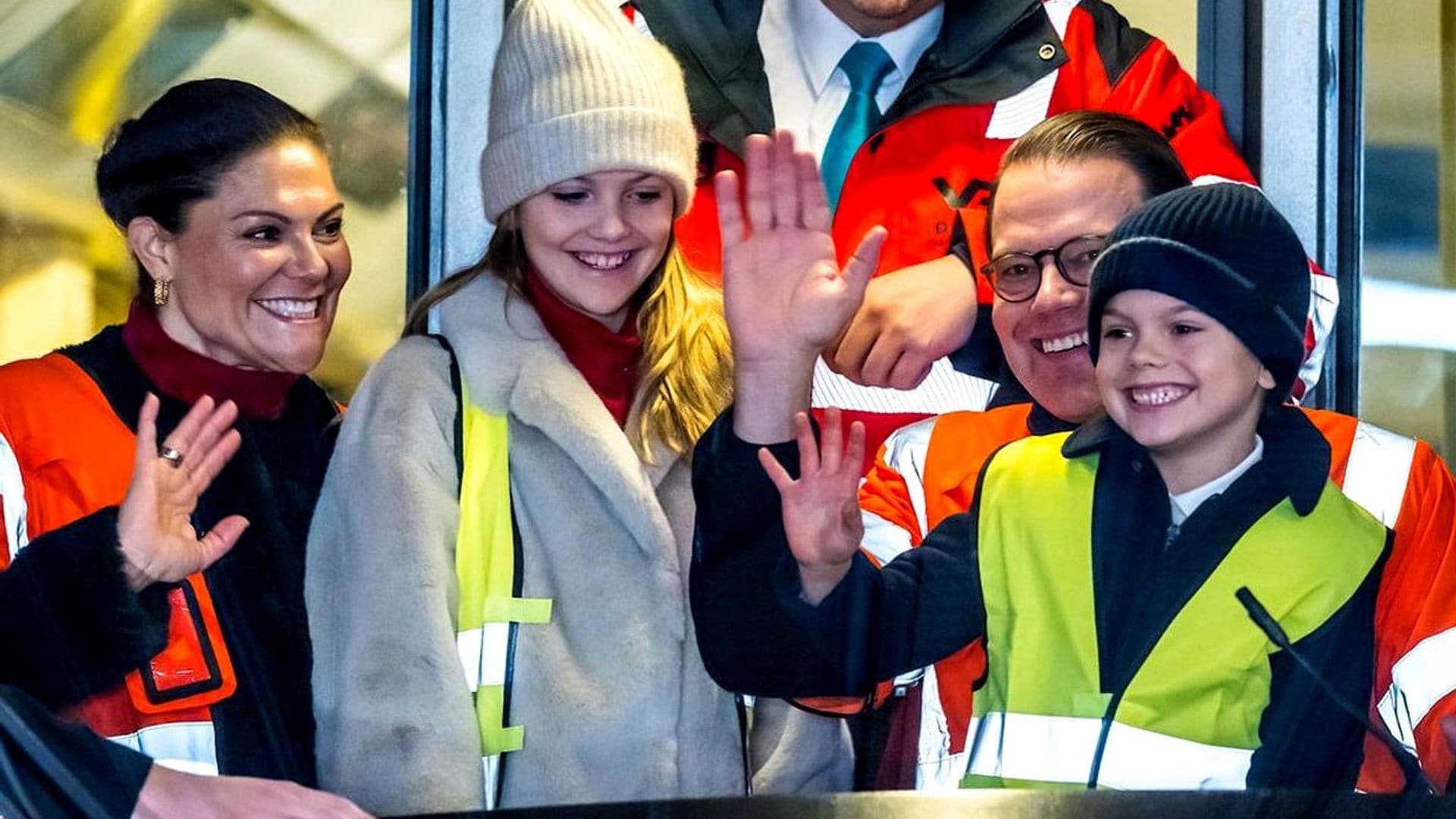 ¡A toda máquina! Estelle y Oscar de Suecia, 'conductores' de tren por un día junto a sus orgullosos padres