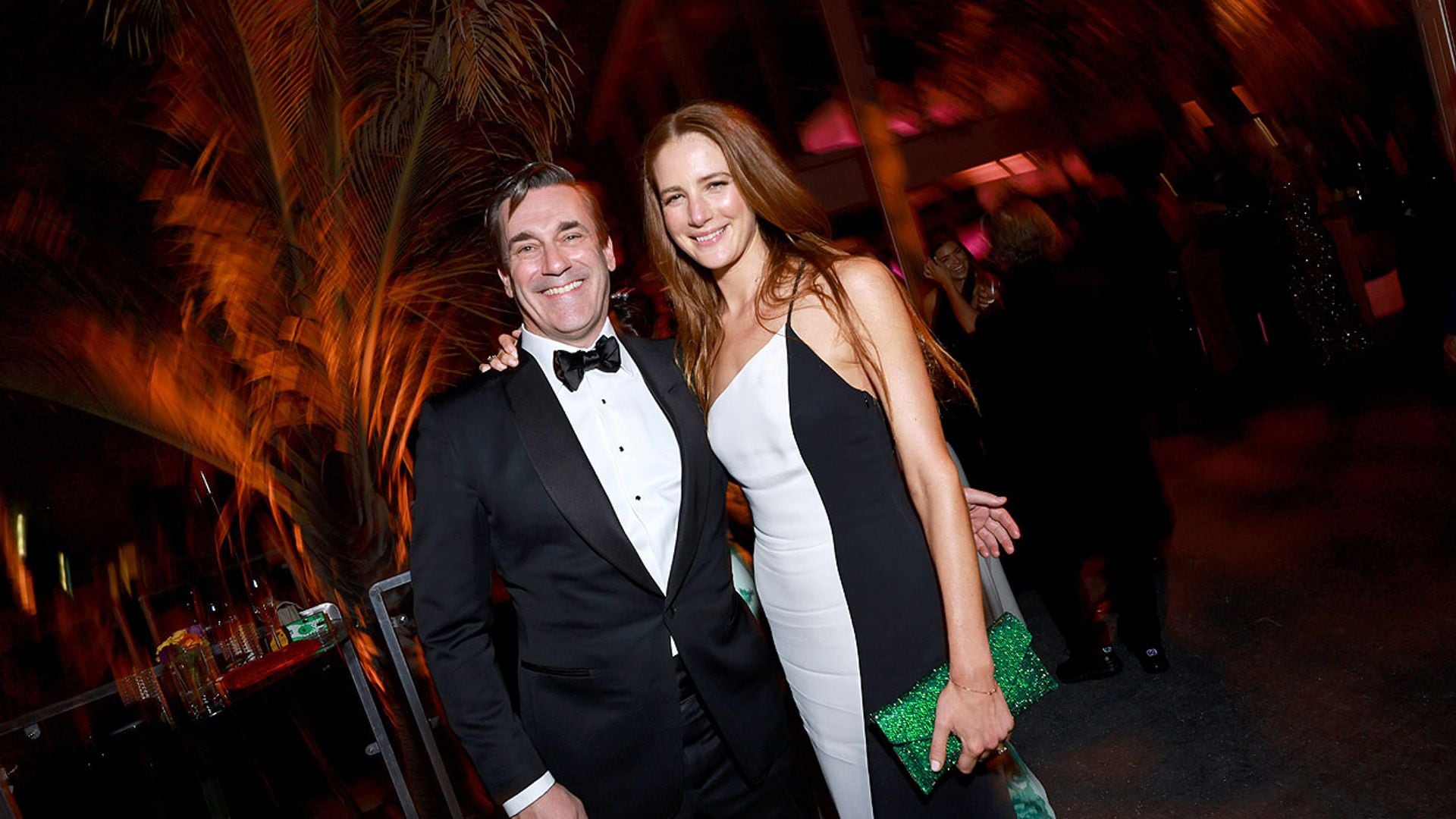 Jon Hamm, de 52, se casa con Anna Osceola, de 35, en el paraje donde se grabó el final de 'Mad Men'
