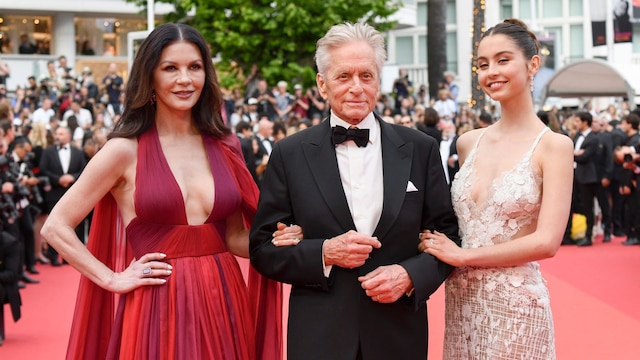 Catherine Zeta-Jones, Michael Douglas y Carys Zeta Douglas en Cannes 
