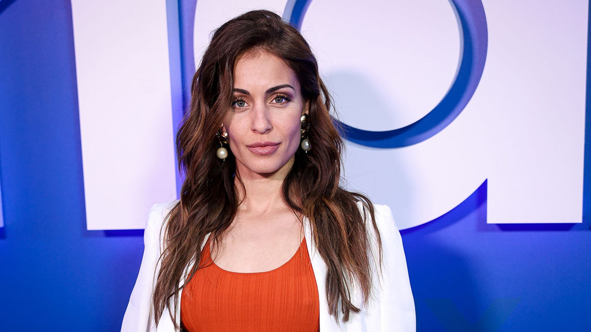 El look de invitada de Hiba Abouk con el vestido de punto (de 2019) perfecto para llevar todo el verano