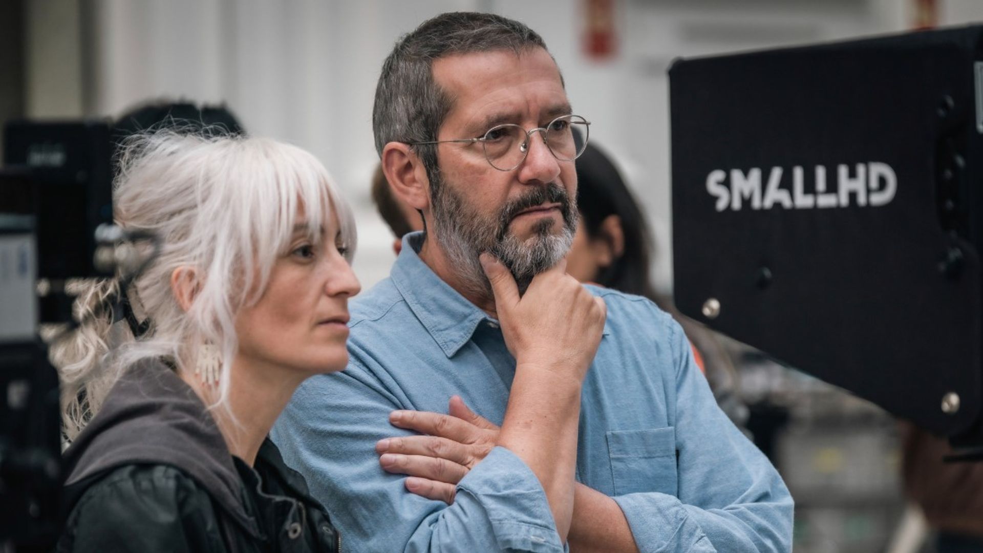 Un momento del rodaje de la serie documental ‘Abandonados’ (2026) con su director Carlos Alonso y Elvira Moral, una de sus protagonistas y eje narrativo de la trama.