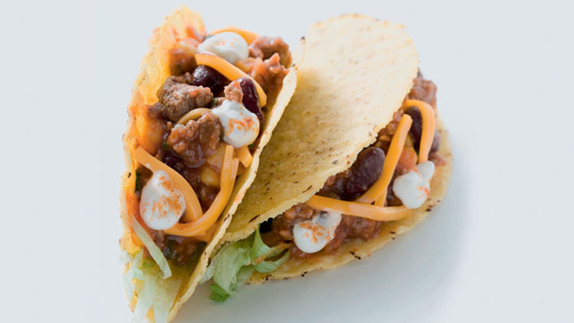 Tacos de carne y queso con crema agria