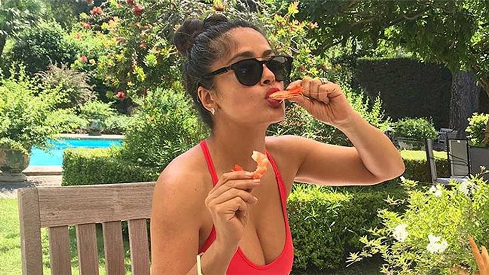 Con su ardiente traje de baño rojo de Gucci, Salma Hayek incendia Internet
