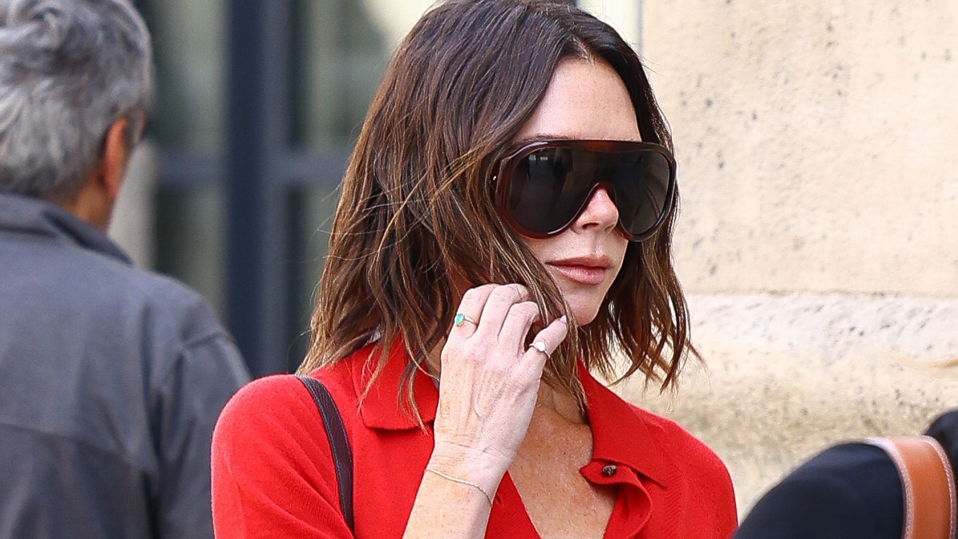 Victoria Beckham se pasea por París y revive el furor por los 'flare jeans'