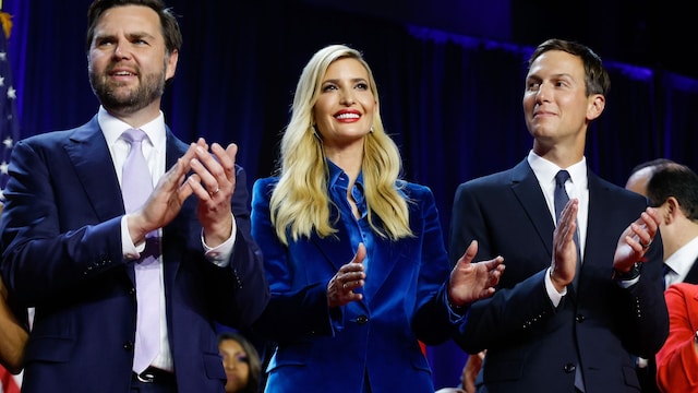 Plano medio de J.D. Vance con Ivanka Trump y Jared Kushner aplaudiendo