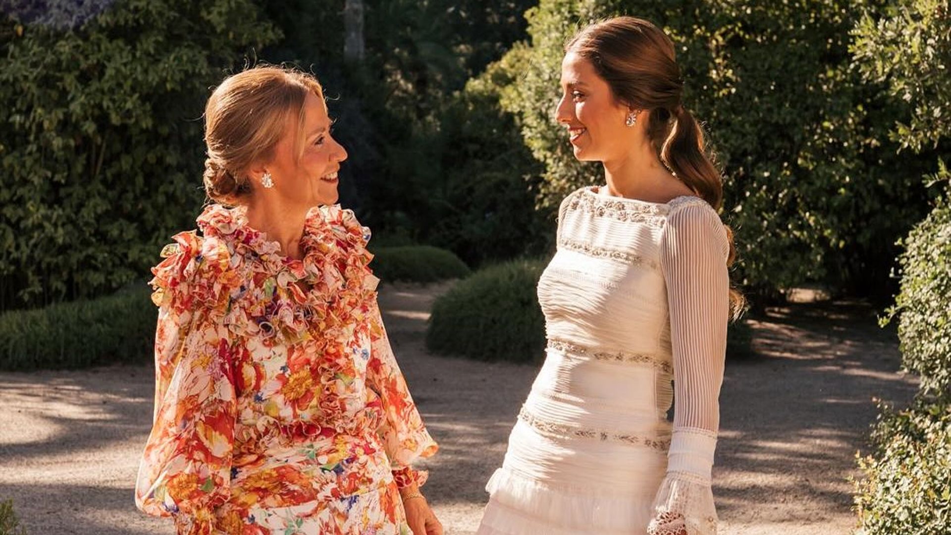 Estas madrinas de boda y madres de la novia te animarán a llevar un vestido estampado