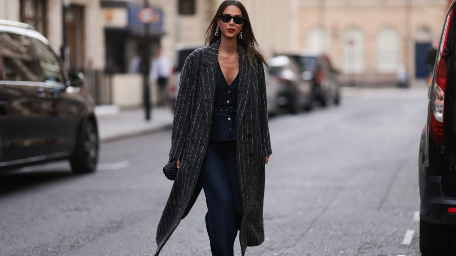 El regreso de la raya diplomática en looks de otoño que no son nada aburridos