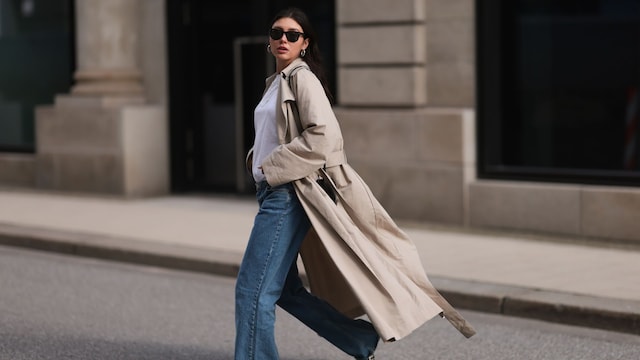 Milena Karl con pantalones vaqueros, zapatos de leopardo, camiseta blanca y gabardina en Hamburgo