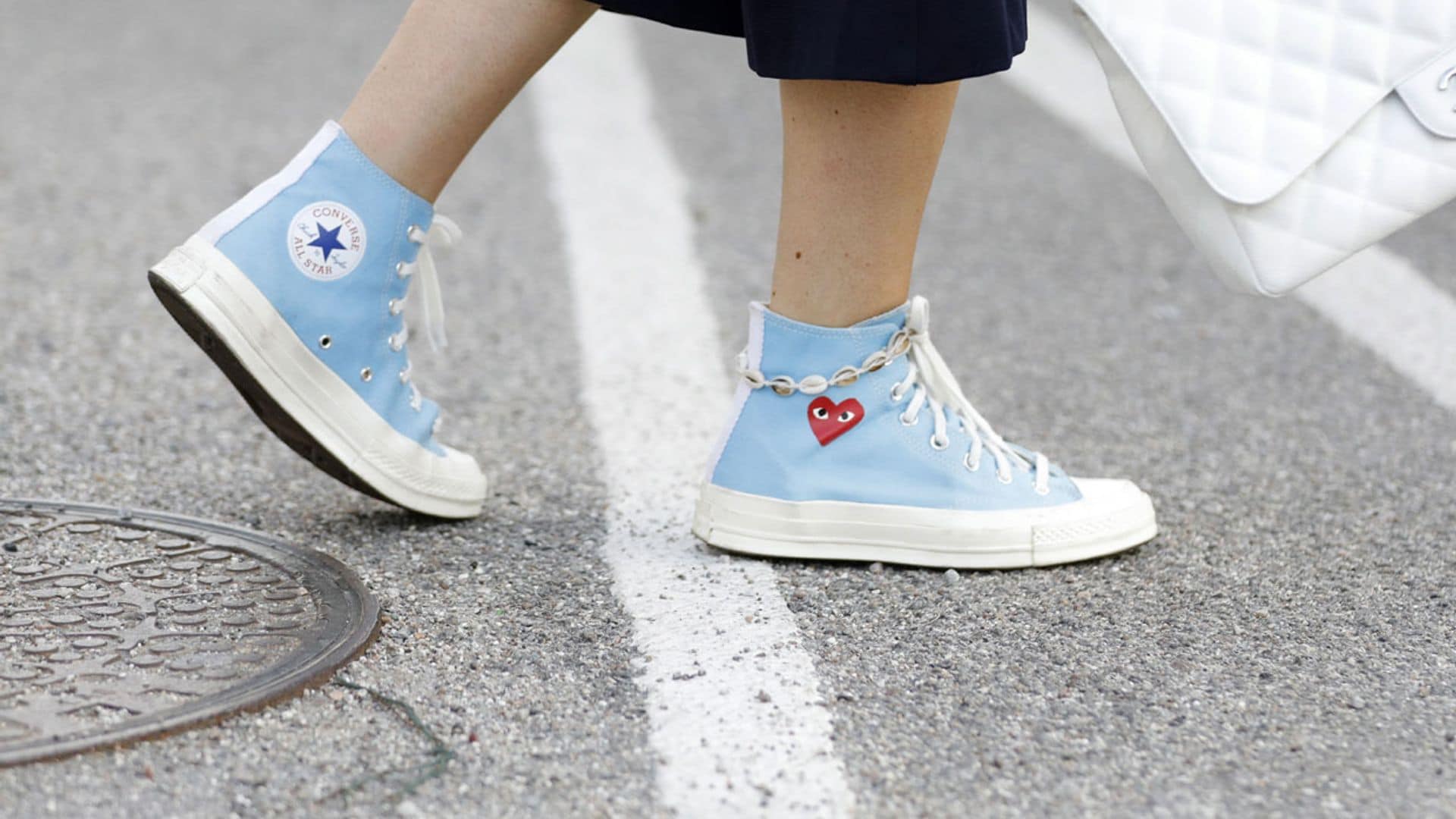 Las zapatillas de tendencia que este otoño llevarás con falda y pantalón