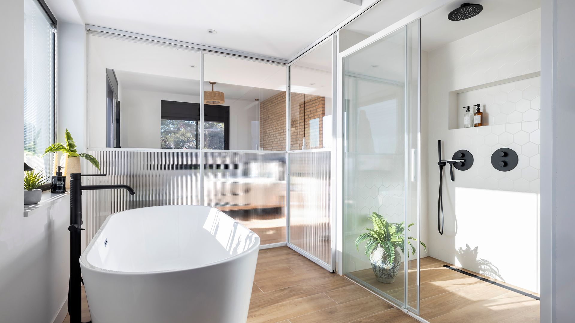 Baño con ducha y bañera, diseño de Montse Morales