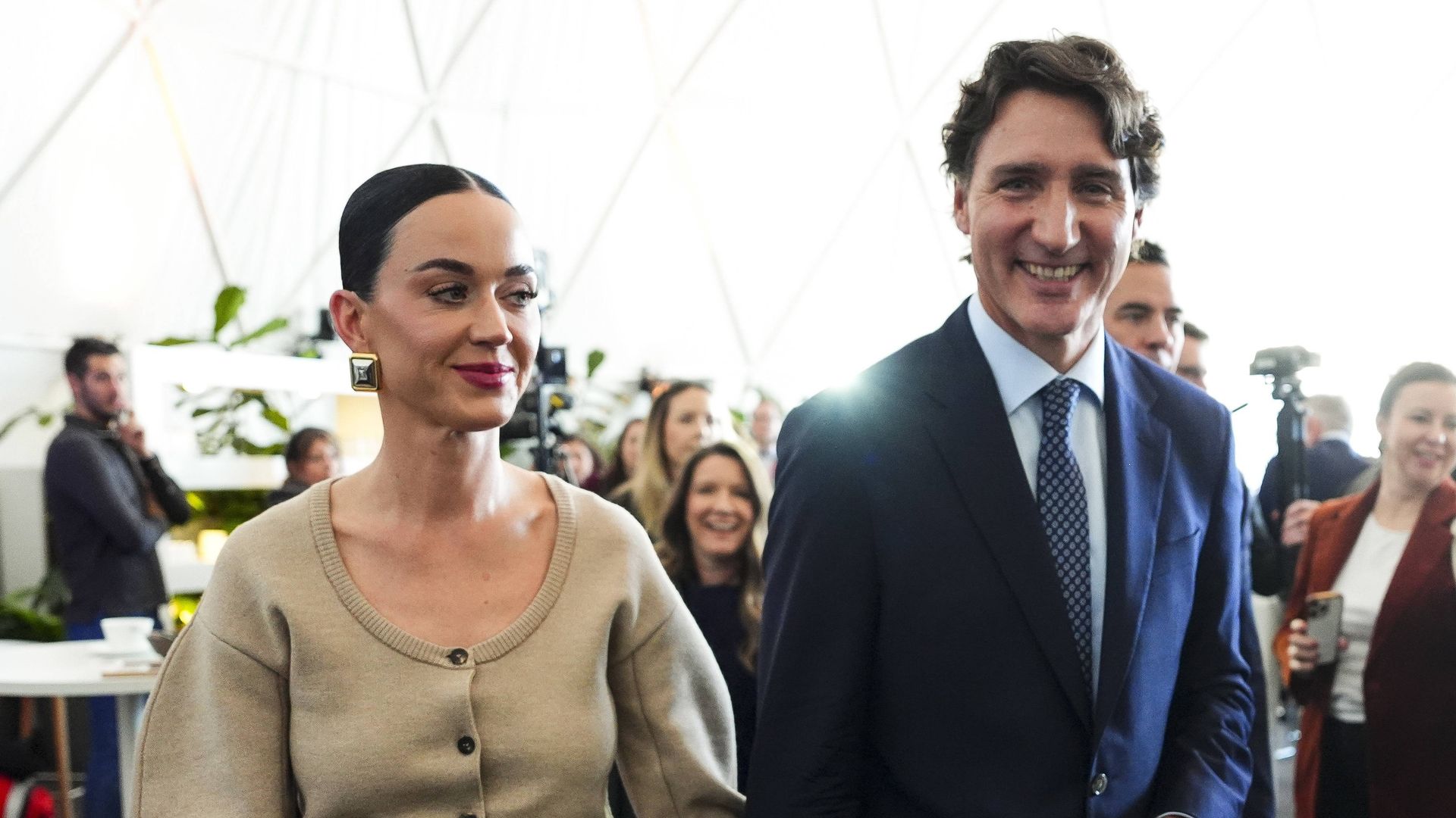 Katy Perry y Justin Trudeau presumen su amor tomados de la mano 