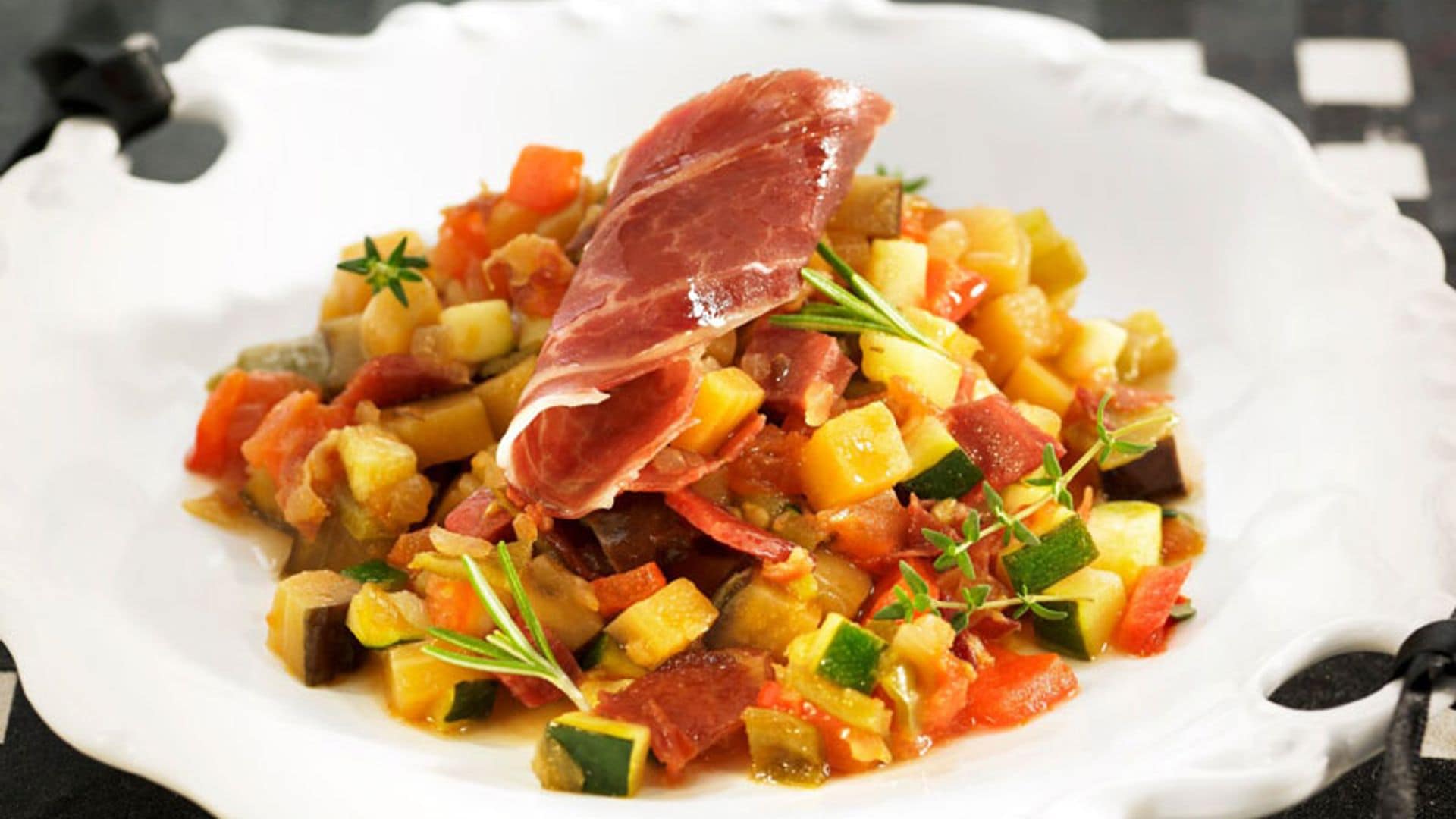 Pisto 'al dente' con jamón serrano