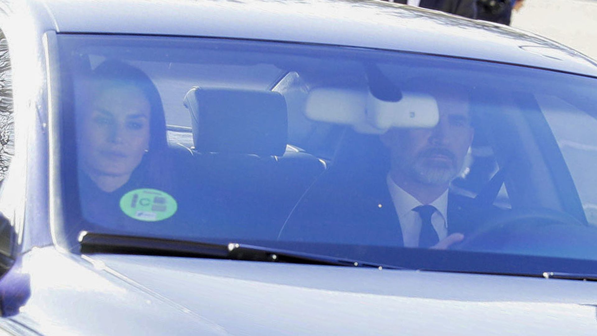 Los Reyes arropan a la familia Gómez-Acebo en el entierro de doña Pilar