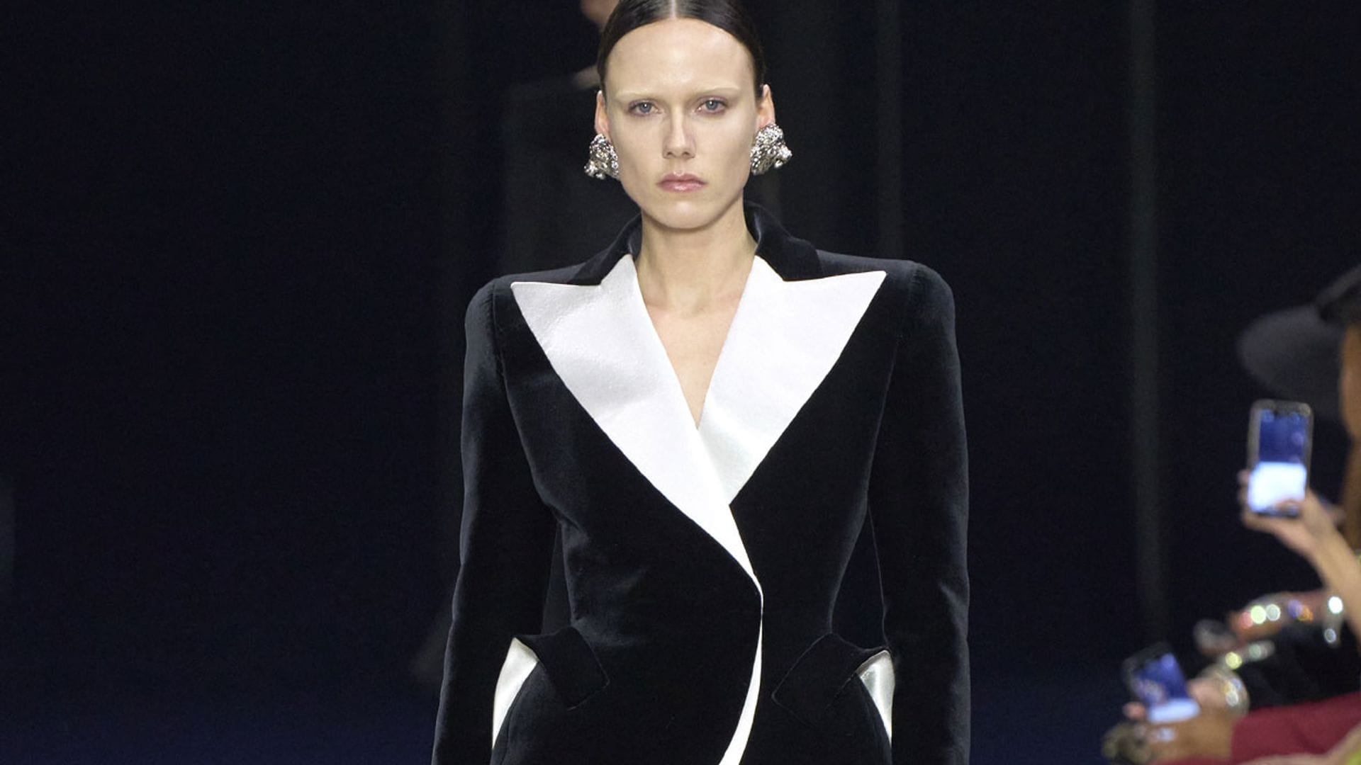 El regreso de Balmain a la era 'Jolie Madame': lazos, volúmenes y tocados XL