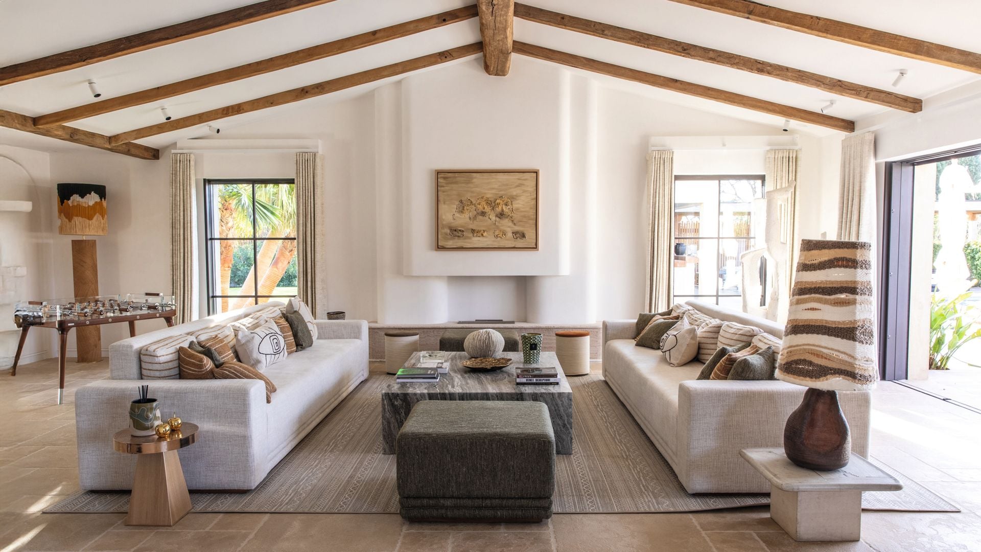 STÉPHANIE COUTAS LA DECORADORA FAVORITA DE LAS GRANDES FORTUNAS, NOS ABRE LAS PUERTAS DE SU FABULOSA CASA DE VERANO DE SAINT-TROPEZ