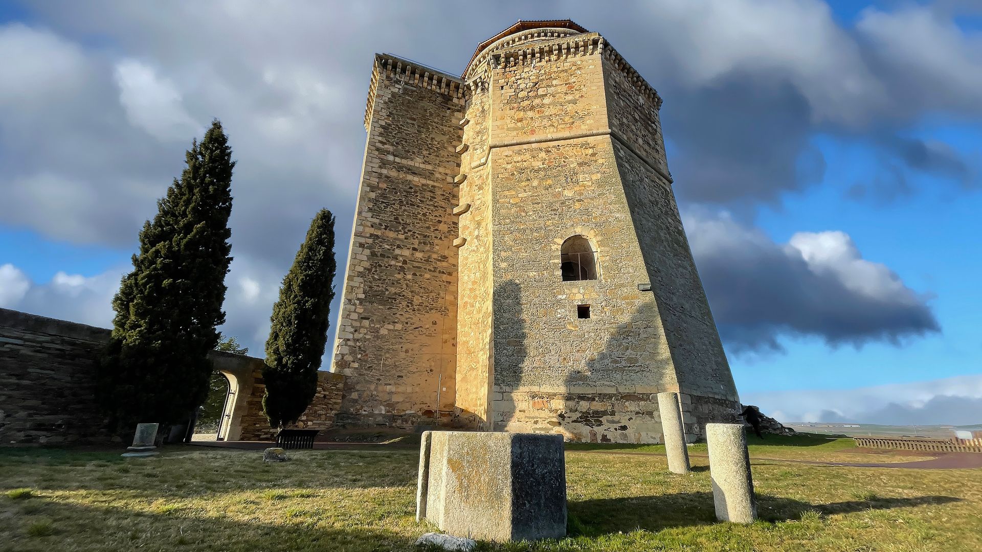 Así es el pueblo de Salamanca que tiene un castillo de los duques de Alba y una playa para el verano