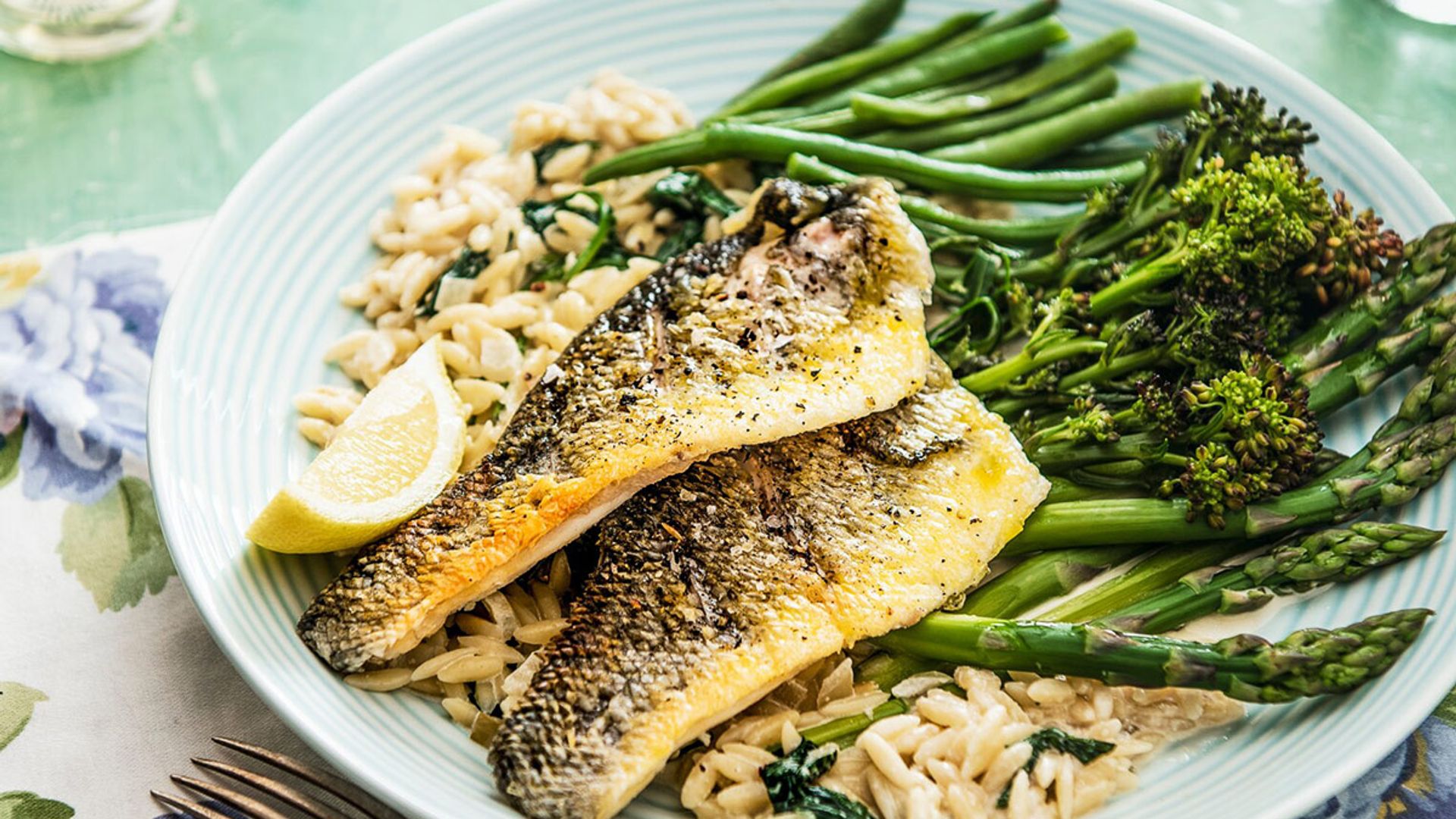 Filetes de lubina con orzo cremoso y verduras