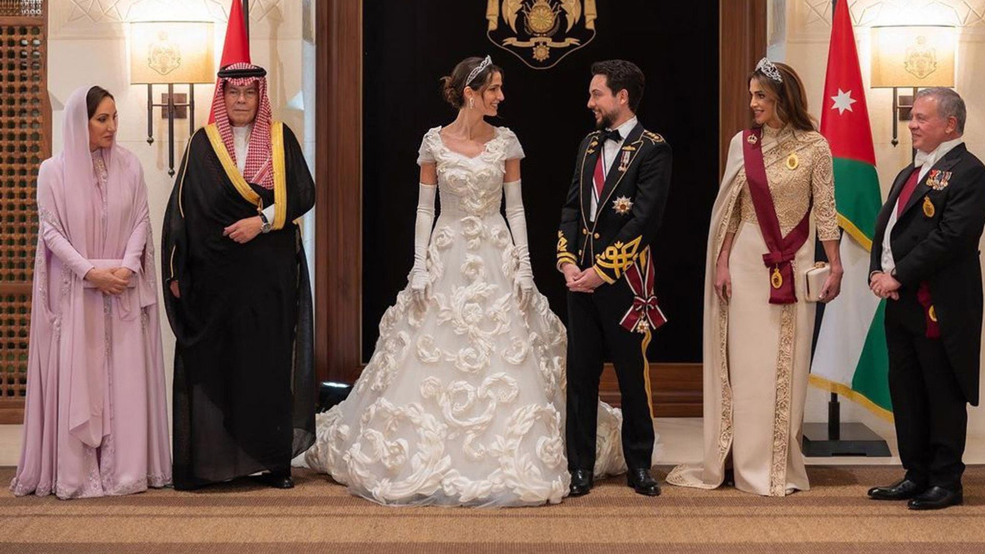 El segundo look nupcial de Rajwa Alseif: un vestido con flores tridimensionales y guantes de ópera