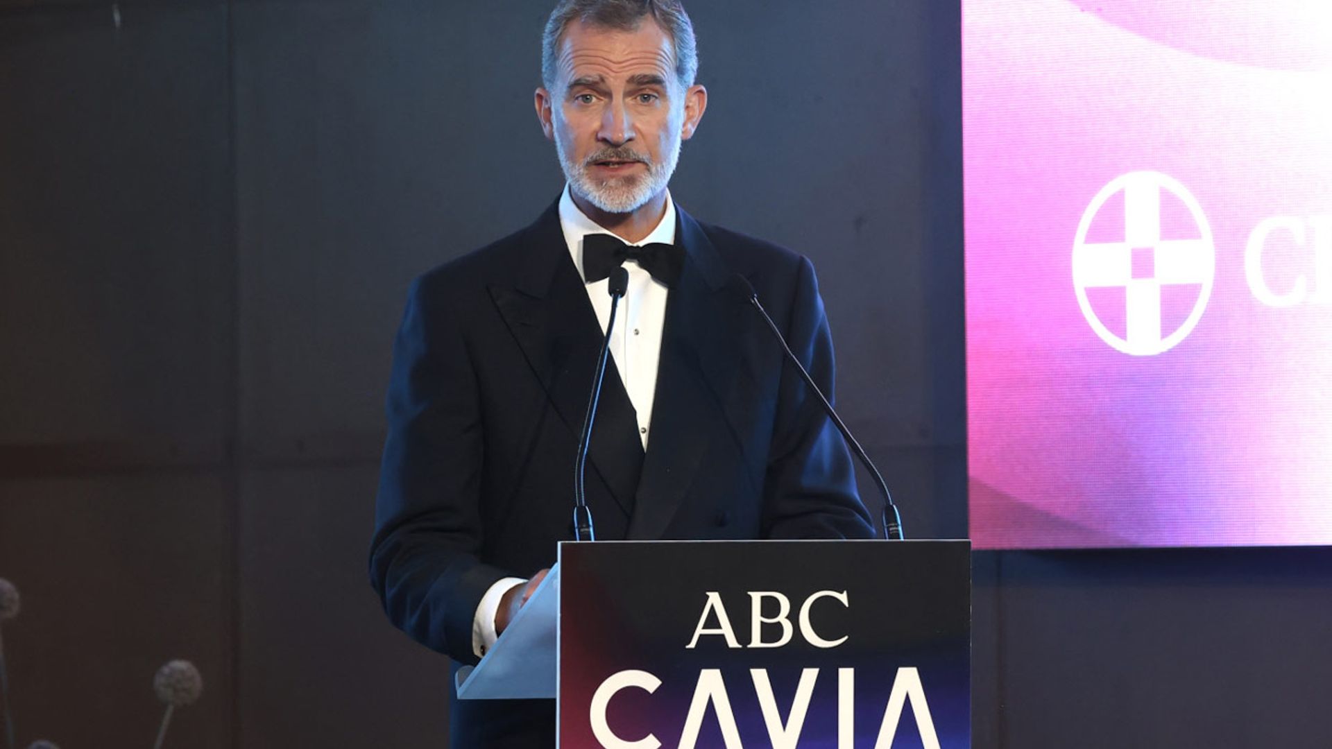 El Rey Felipe habla sobre cómo lleva doña Letizia su baja por Covid: 'Paciencia y pronto a continuar'