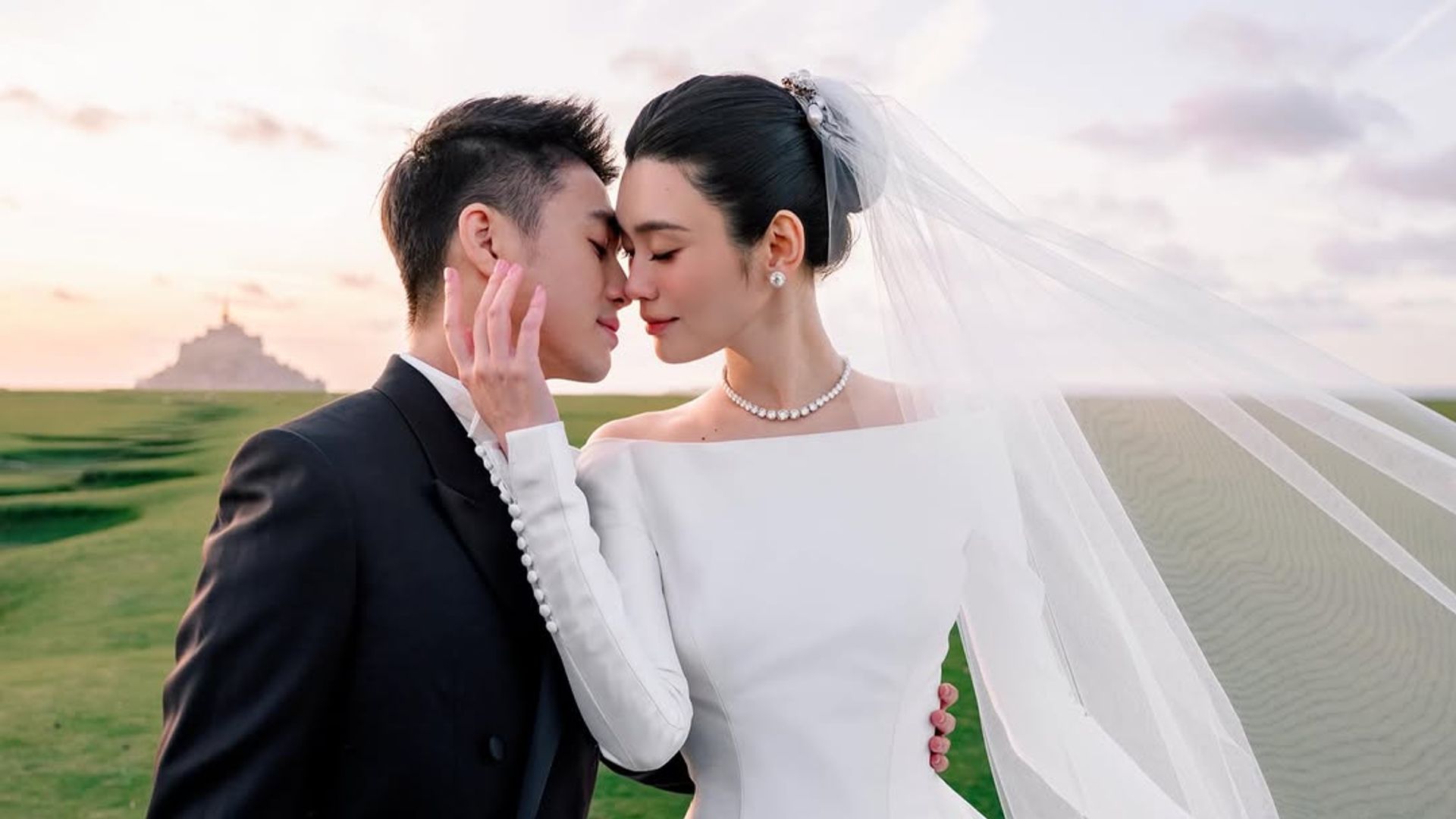 Ming Xi luce el primer vestido nupcial diseñado por Jonathan