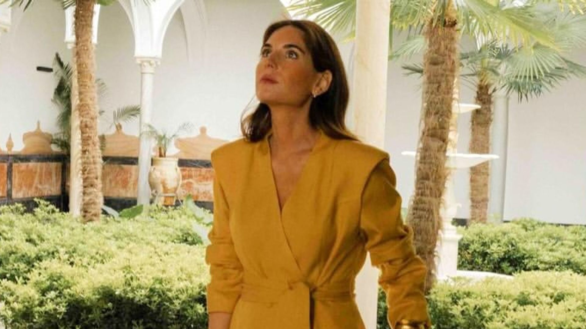 Lourdes Montes con el traje mostaza de su colección con Bimani.