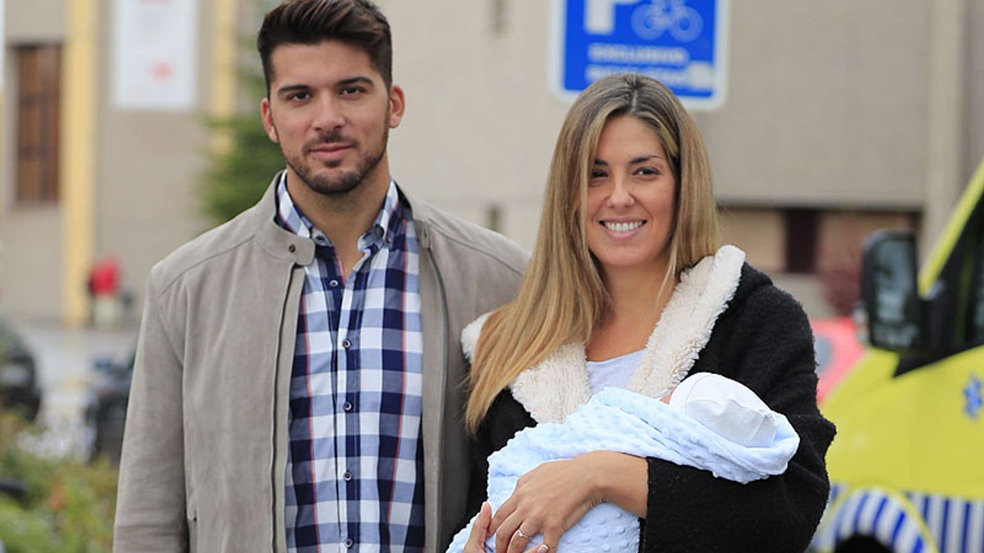 El deportista olímpico Cristian Toro y su pareja, Susana Salmerón, presentan a su bebé