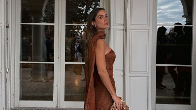 Plano entero de María Pombo con conjunto marrón estampado con fular