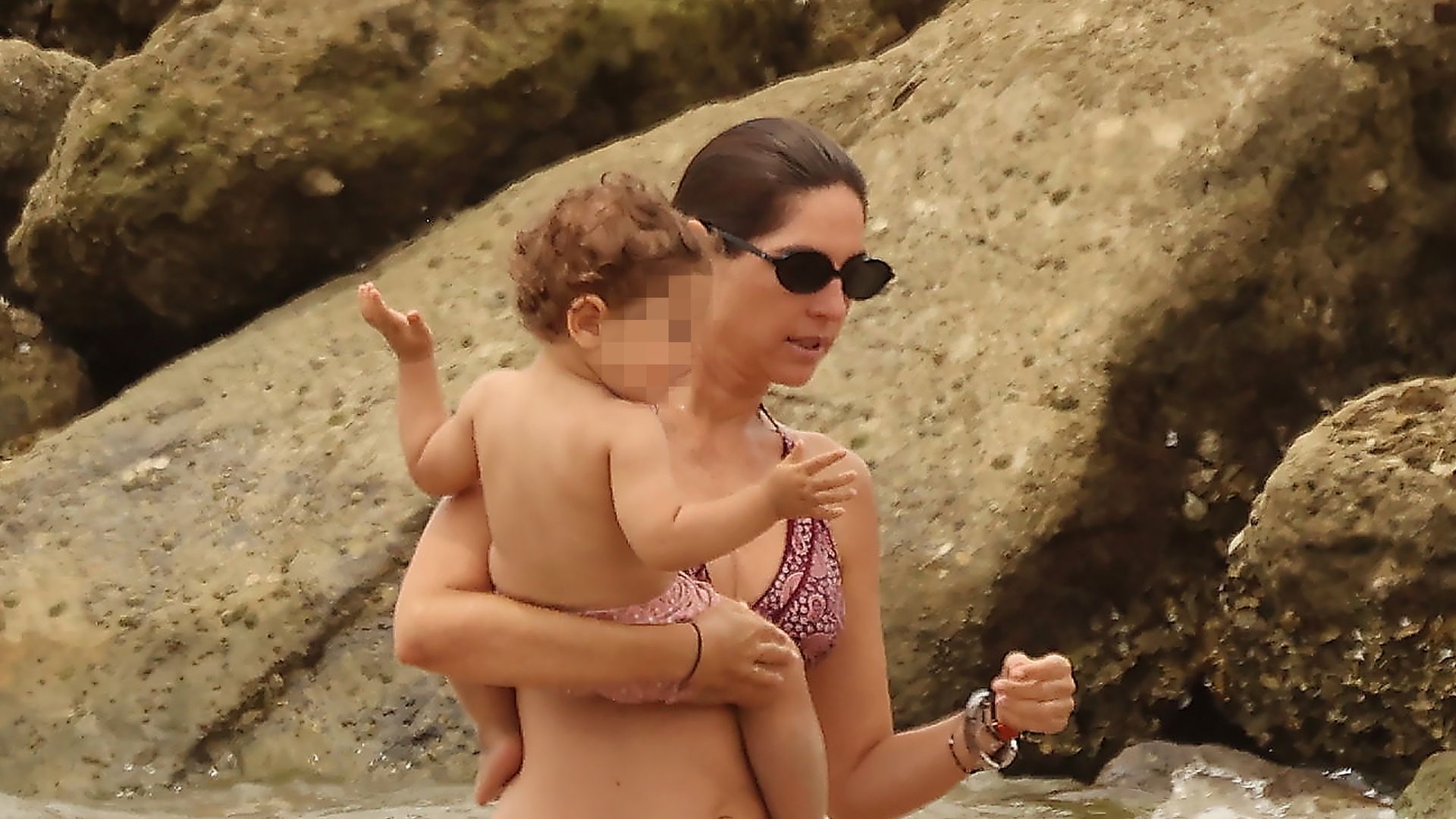 EXCLUSIVA. Fran Rivera y Lourdes Montes, las fotos de su primer día de playa con su familia numerosa