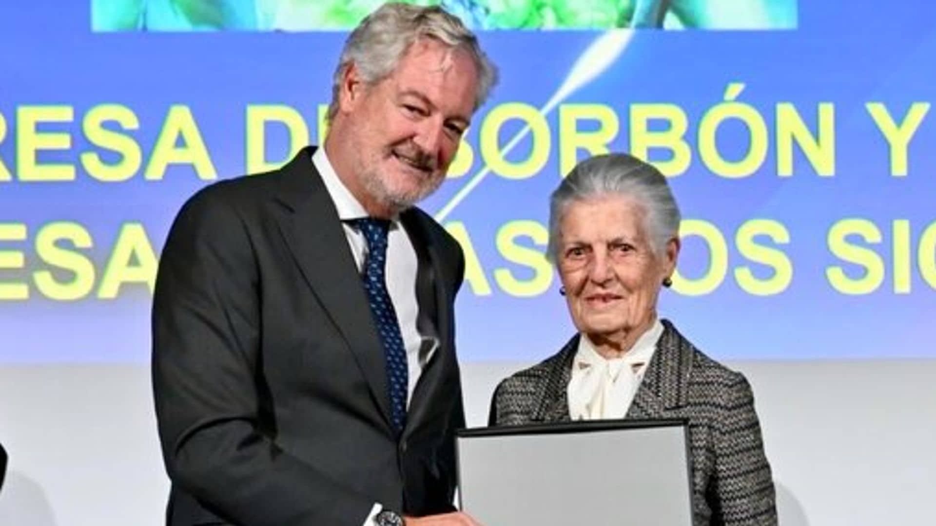 Teresa de Borbón, recogiendo un reconocimiento a su aportación a la hípica