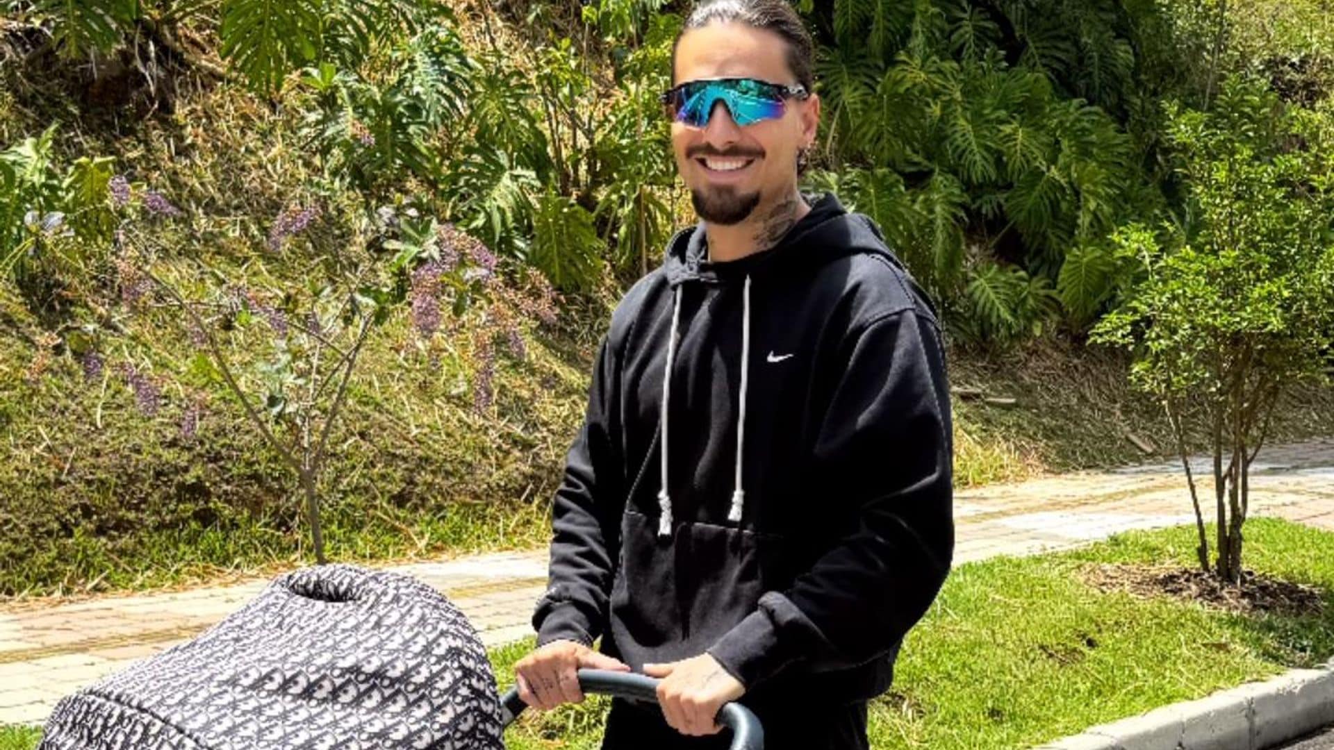 Maluma pasea a su pequeña Paris en el lujoso carrito de moda entre los bebés famosos