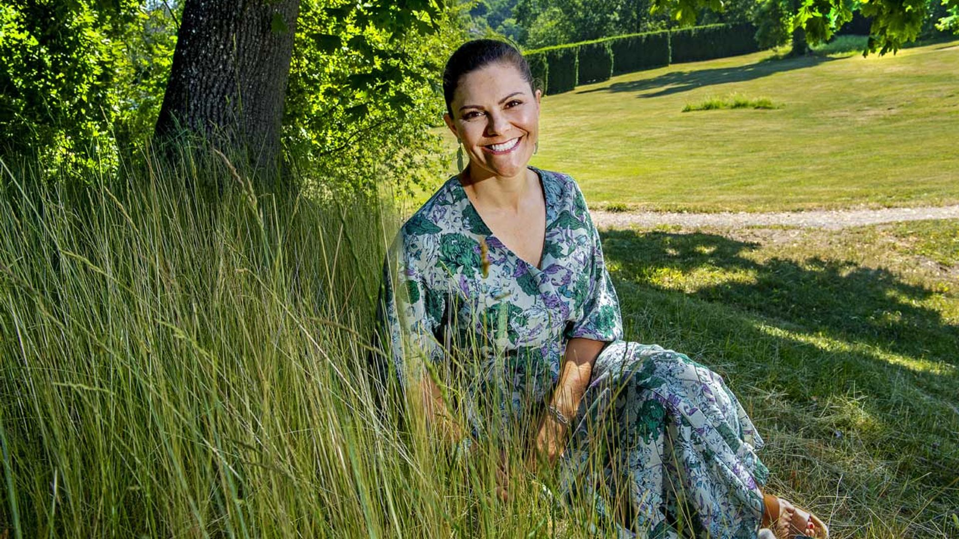 Con su gran sonrisa y en el jardín de Palacio, Victoria de Suecia celebra (por adelantado) sus 43 años