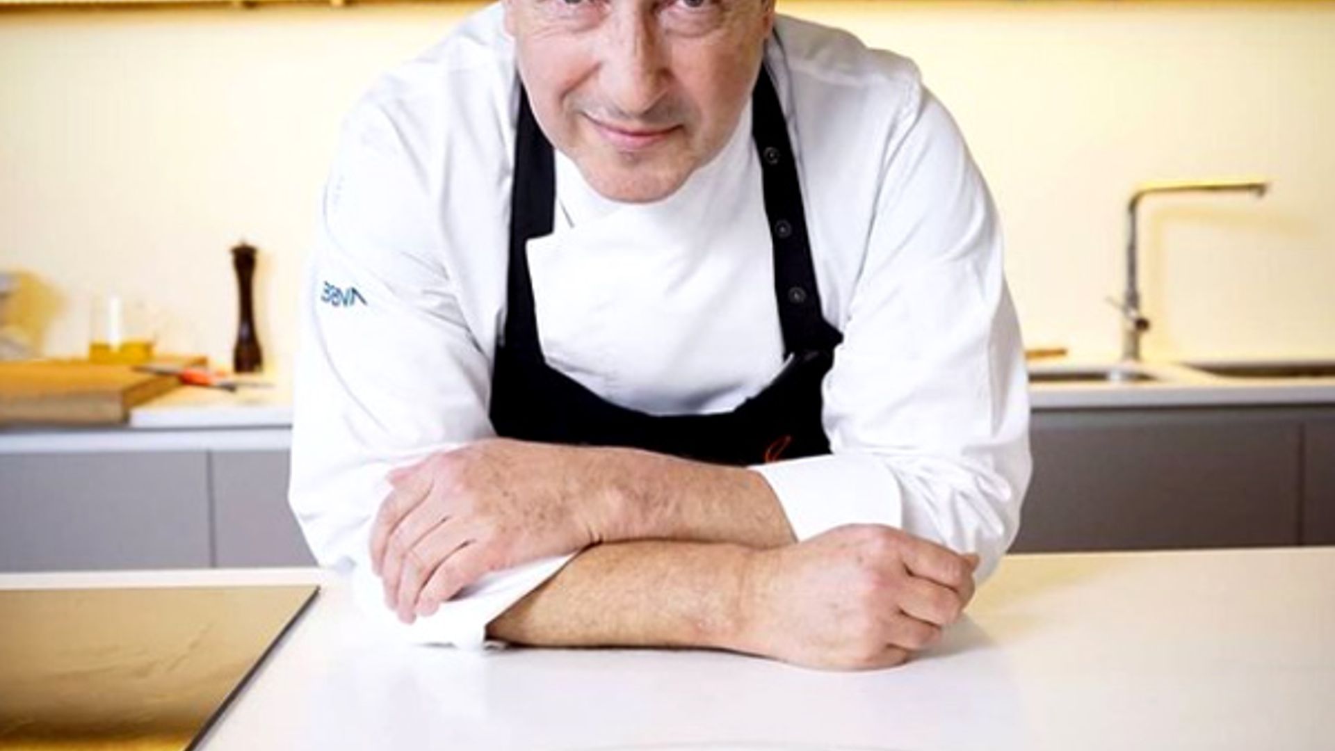 Tiene tres estrellas Michelin y su restaurante fue dos veces el mejor del mundo: hoy cocinará para los Reyes y Macron en el Palacio Real