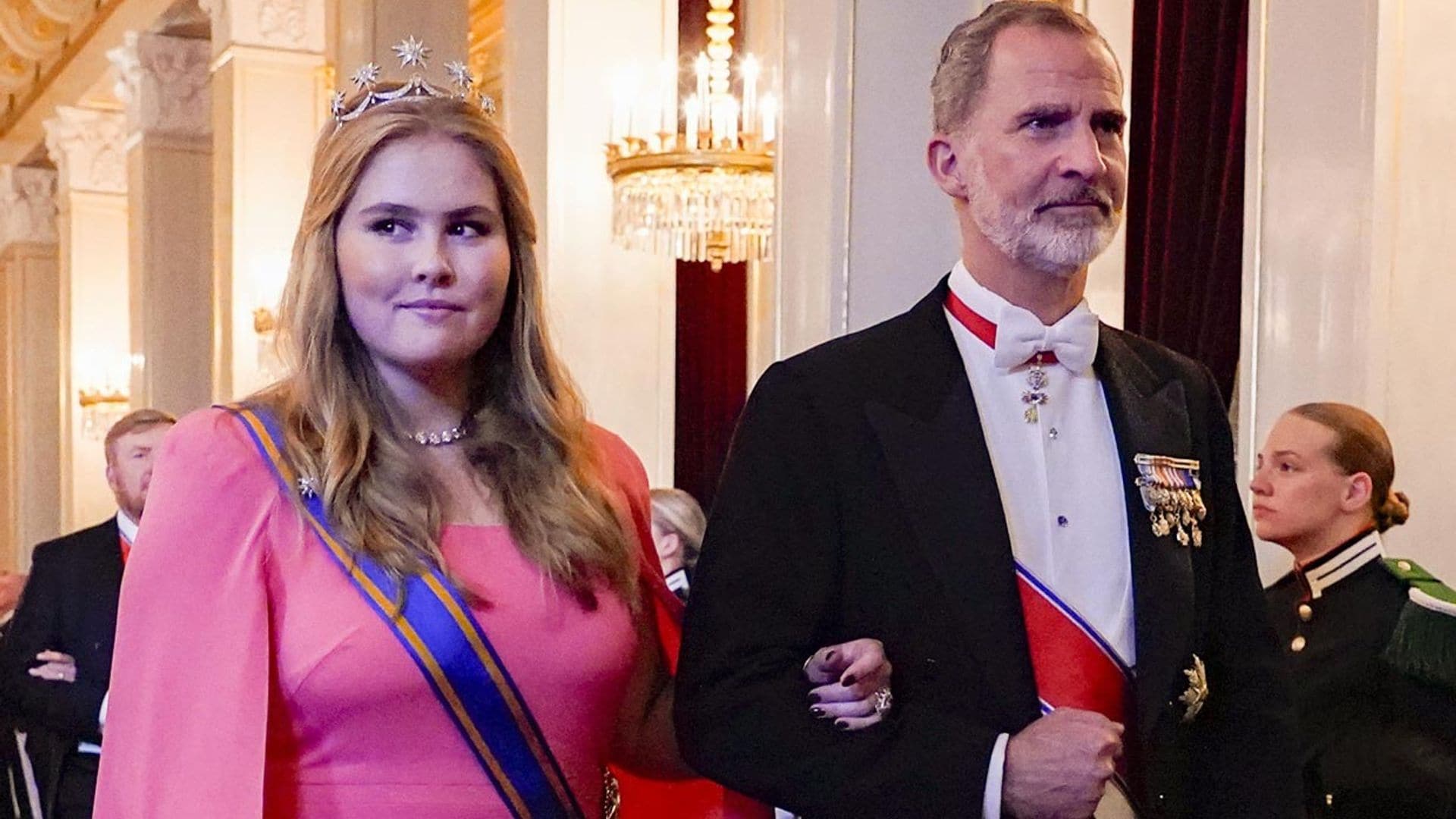 Amalia de los Países Bajos llega del brazo del rey Felipe a la fiesta en honor de la princesa Ingrid