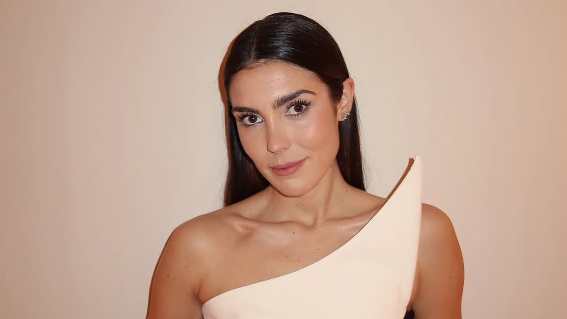 Anna Ferrer Padilla con un look bicolor en Sevilla.