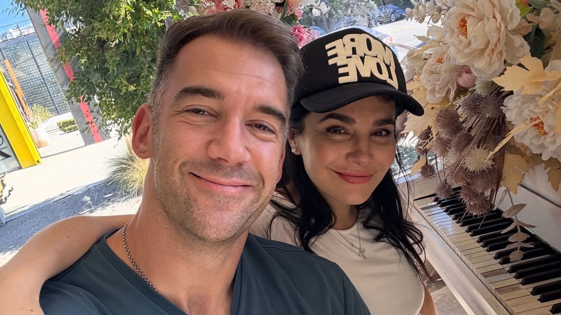 Martha Higareda y Lewis Howes esperan dos niñas