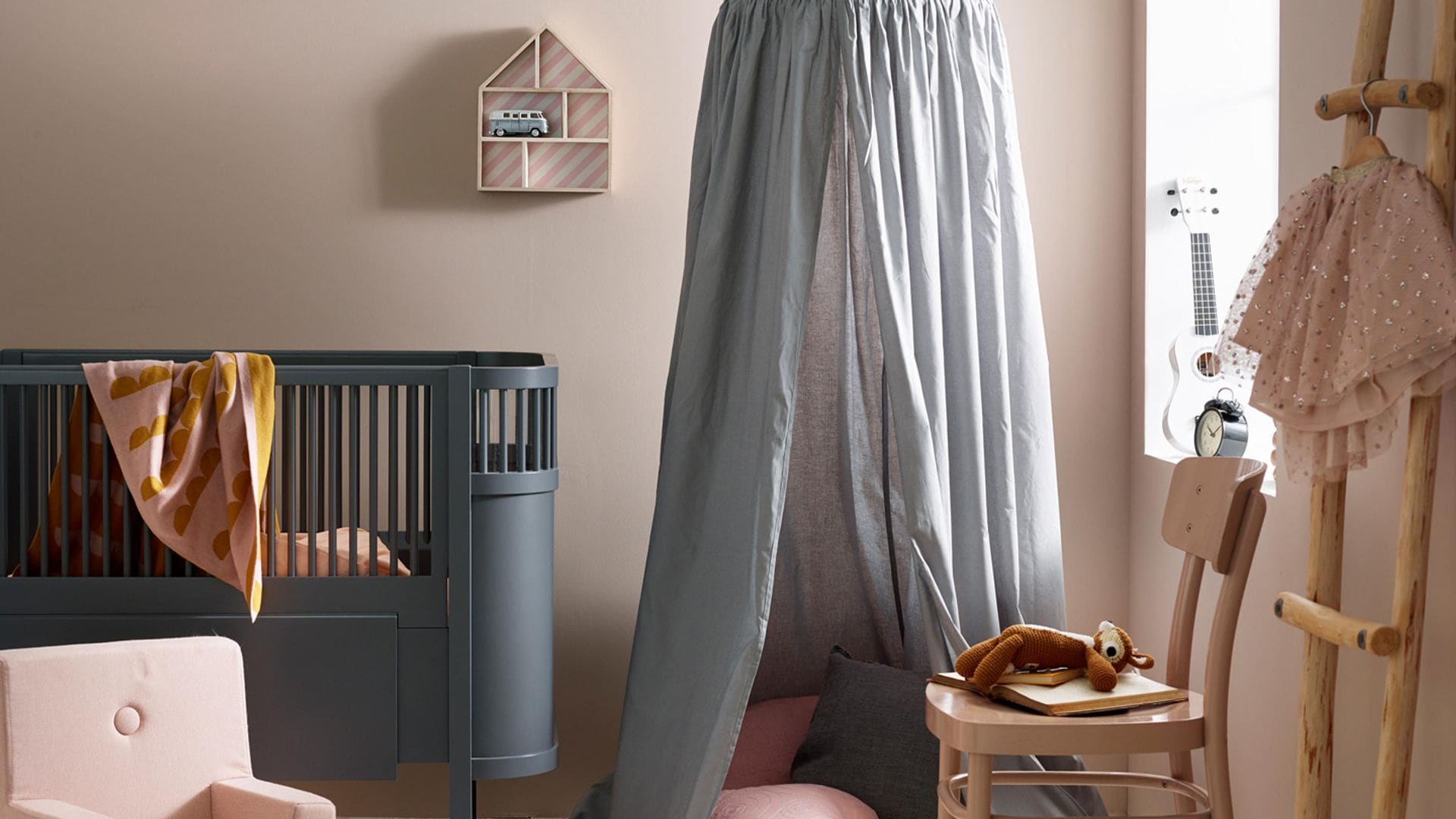 Dormitorio infantil con cuna