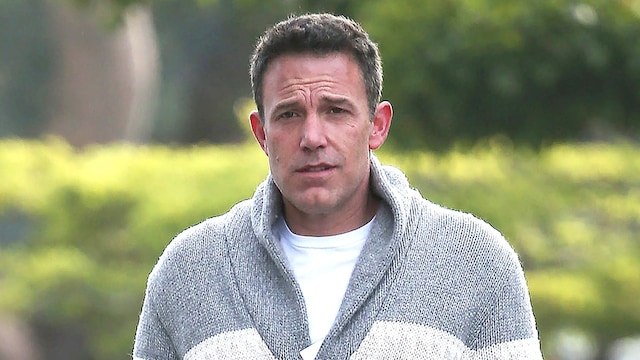 Plano medio de Ben Affleck paseando por Santa Monica con jersey estampado