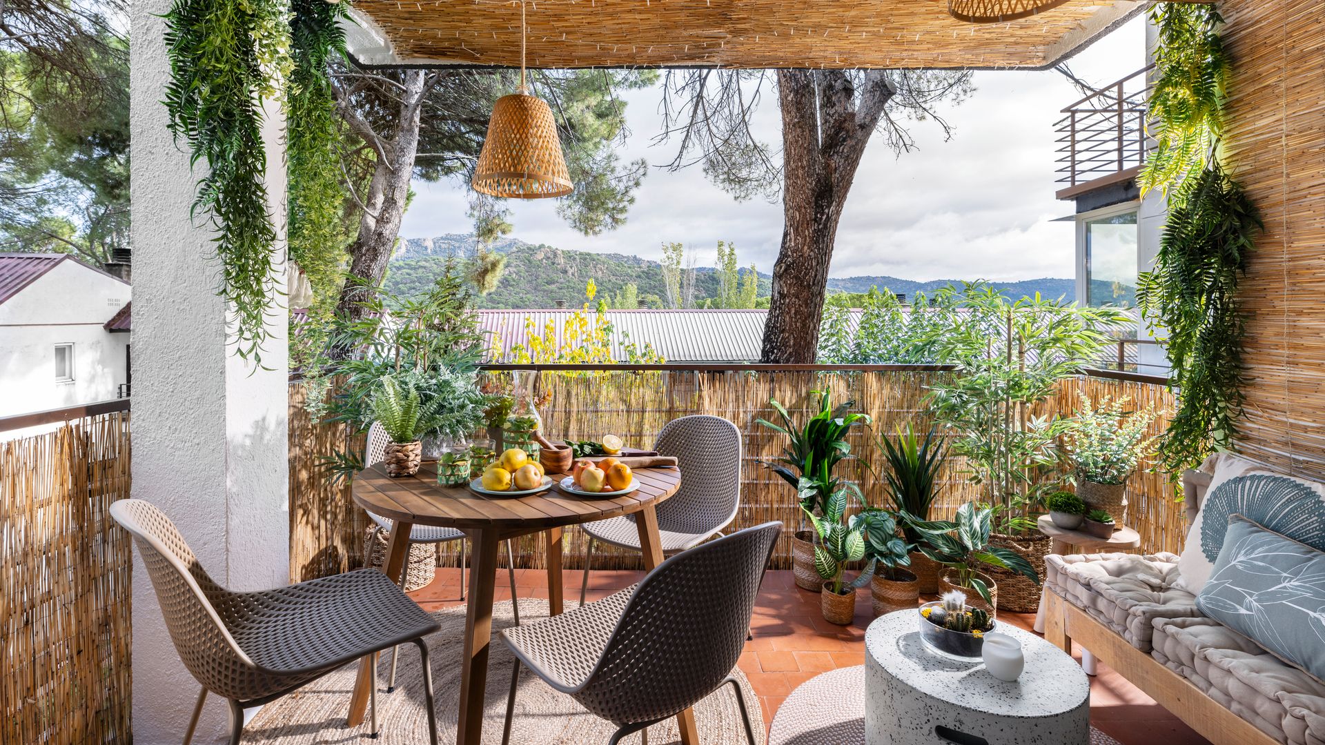 Adiós a terrazas o balcones aburridos: 10 ideas para transformarlos en un refugio playero