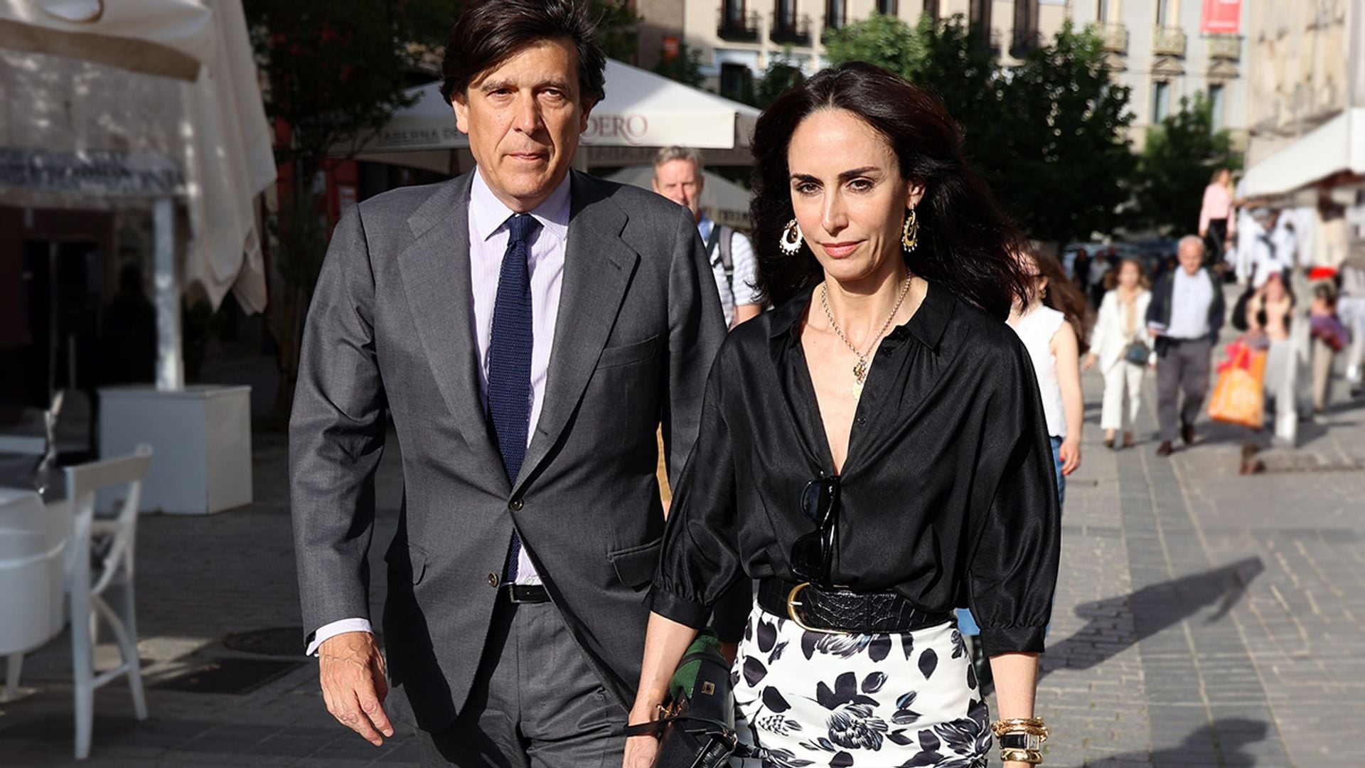 Amparo Corsini, pura elegancia en el Teatro Real con un look de lo más 'royal' y bailarinas