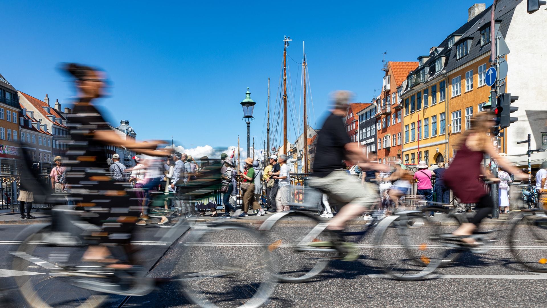 Nyhavnsbroen, el único puente que cruza el canal en Nyhavn, Copenhague