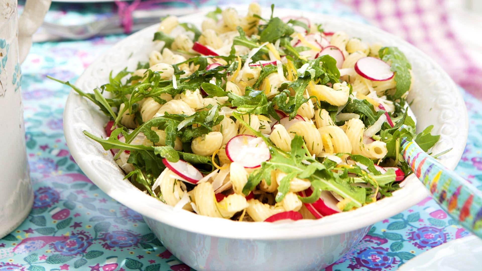 Ensalada de pasta rabanitos y rúcula