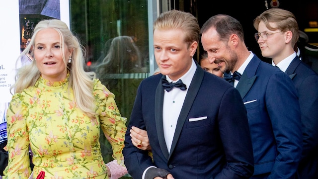 Marius Borg del brazo de su madre, la princesa Mette-Marit durante las celebraciones públicas por el 18º cumpleaños de la princesa Ingrid Alexandra, que al ser la futura reina de Noruega recibió unos festejos del más alto nivel institucional y a los que estuvieron invitados todas las autoridades del país y los miembros de todas las familias reales europeas