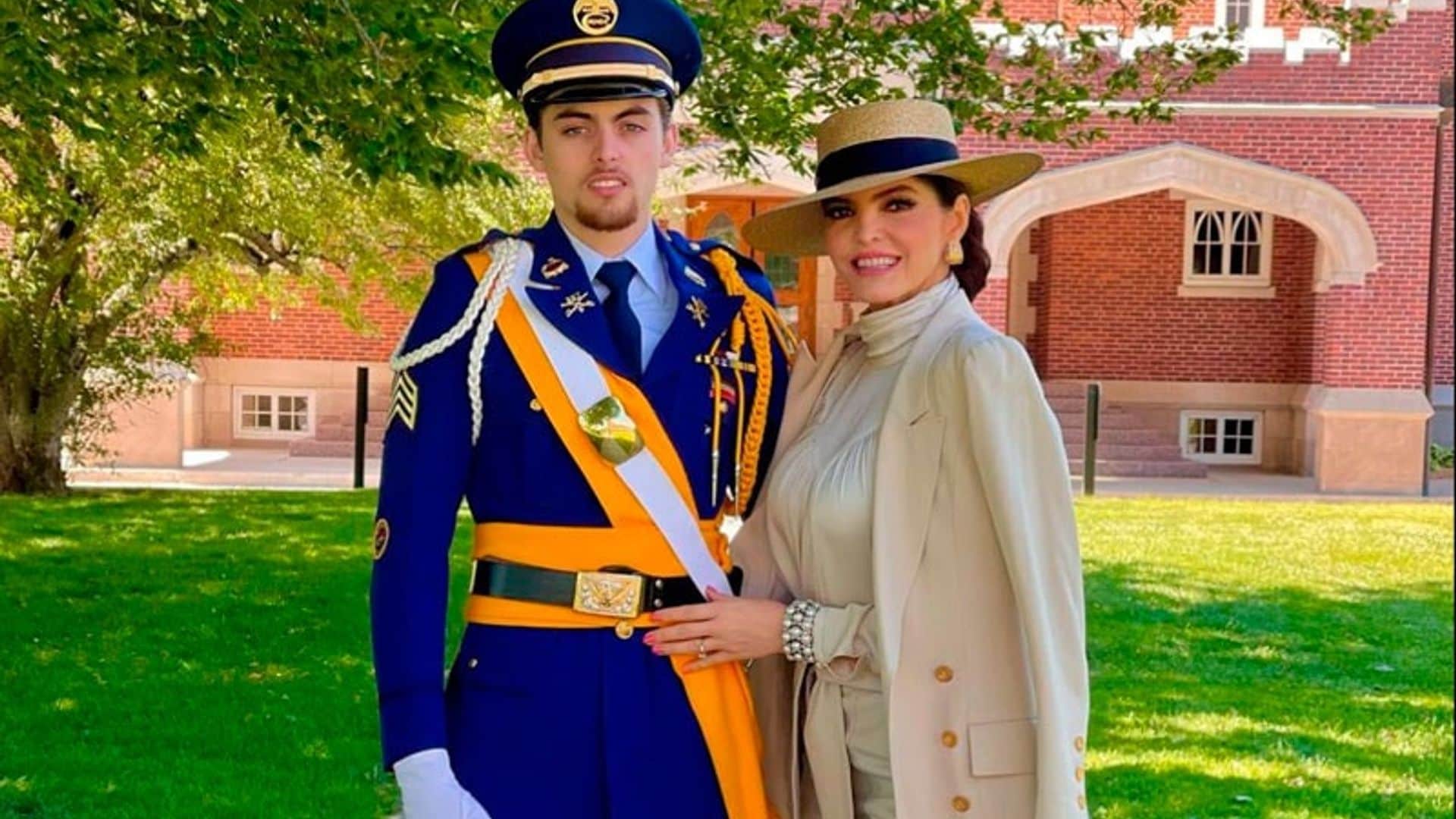 Con la emoción a flor de piel, Ana Bárbara acompaña a su hijo Emiliano en su graduación