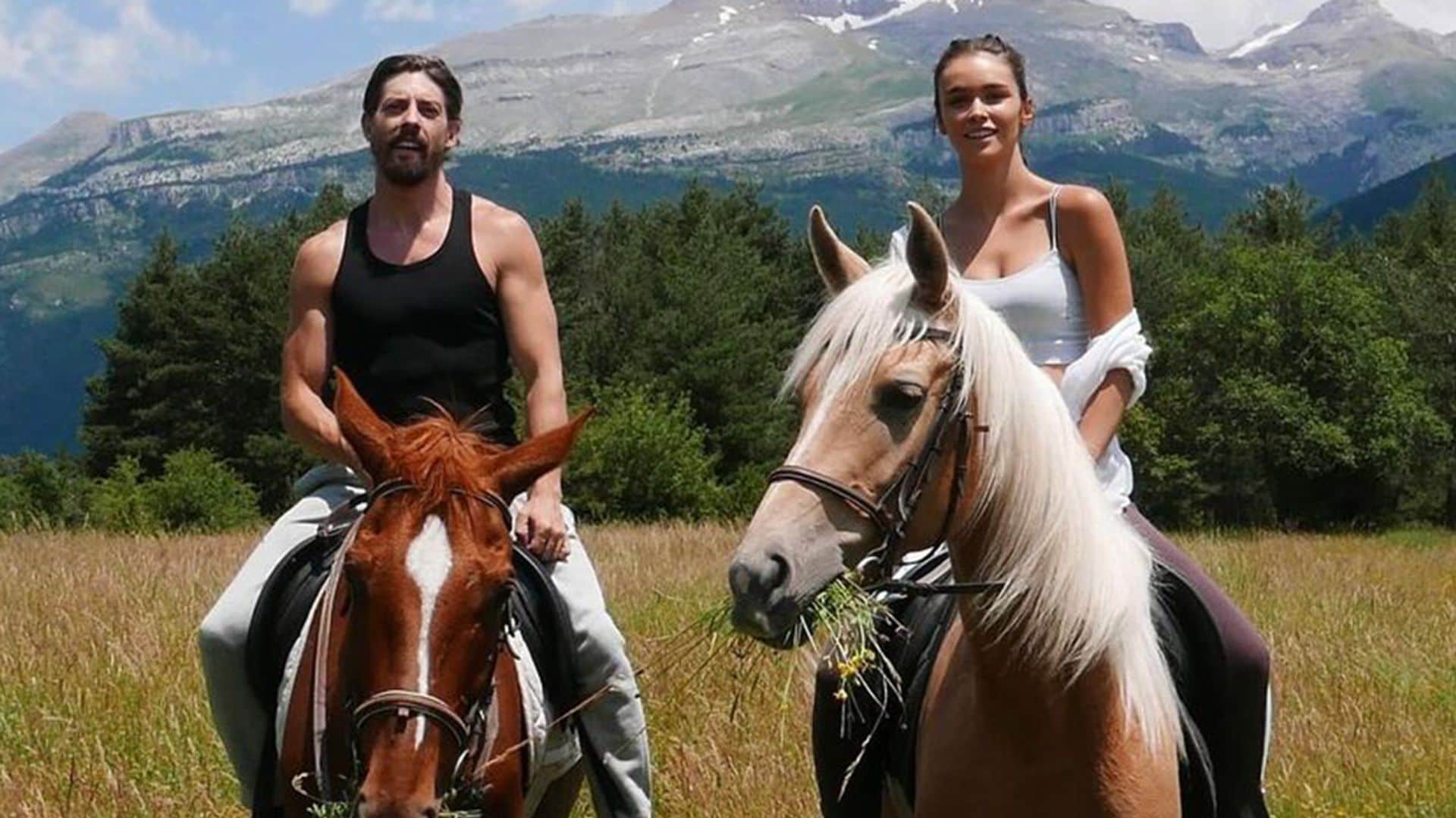 La emotiva felicitación que la novia de Adrián Lastra, Clara Chaín, dedica al actor por su 40 cumpleaños 