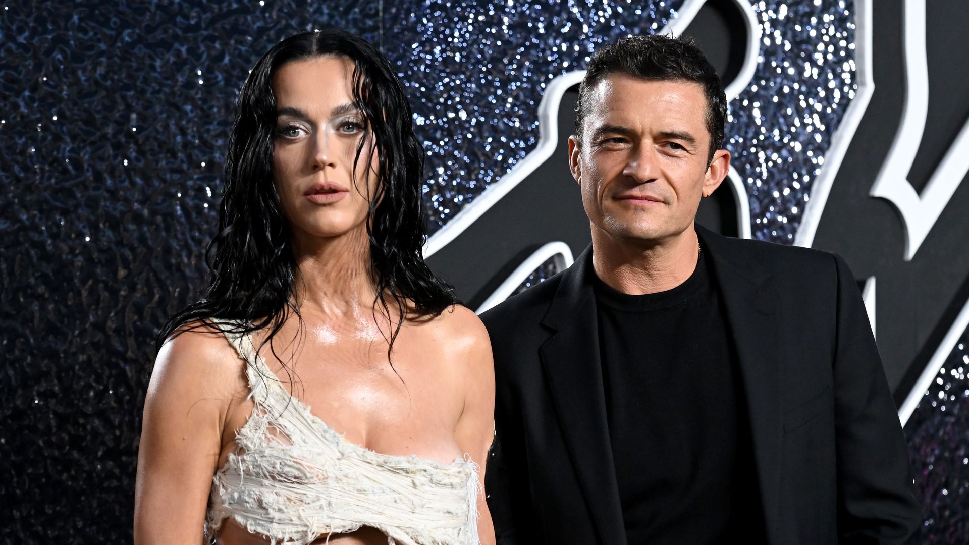 Katy Perry interrumpe un concierto para pedir a una fan que deje de escribir a Orlando Bloom: 'Es mío'