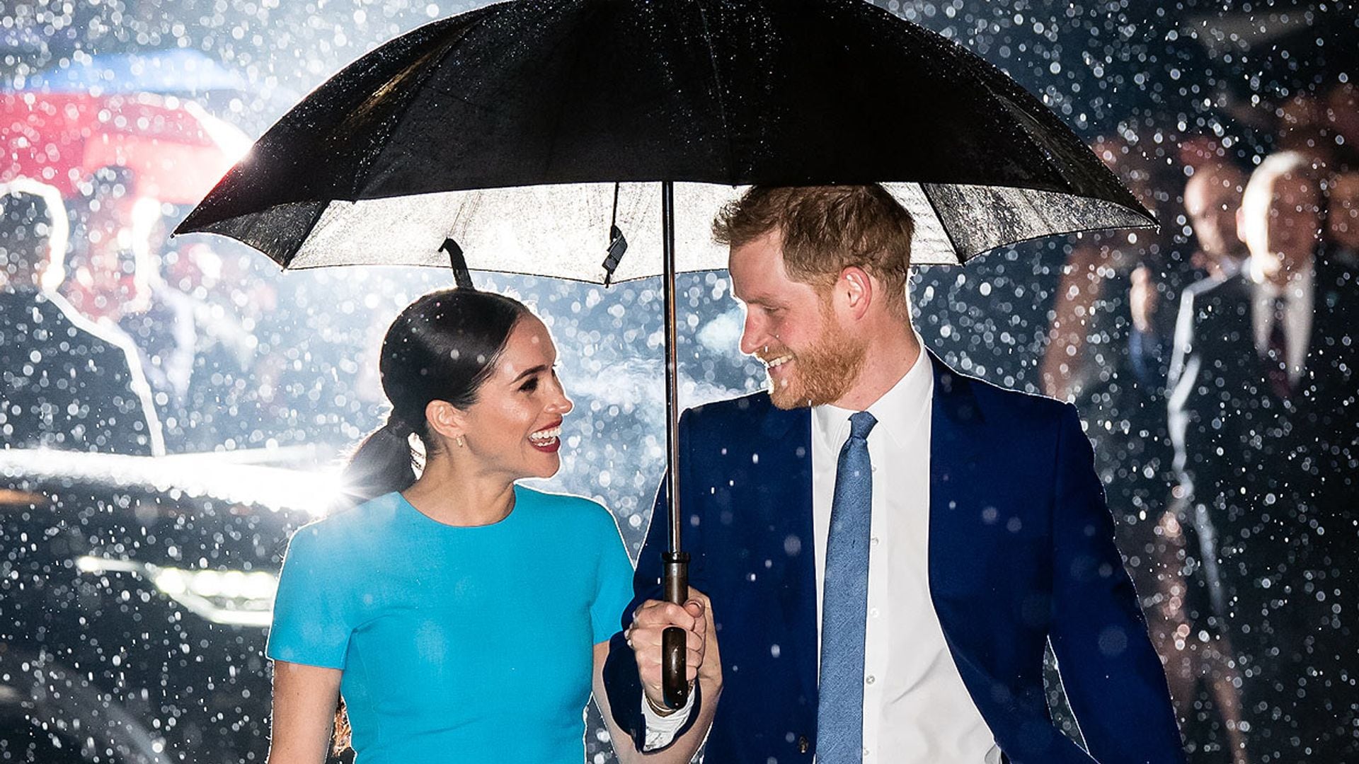 Cómplices, sonrientes y bajo la lluvia: la esperada reaparición de Meghan junto a Harry en Reino Unido