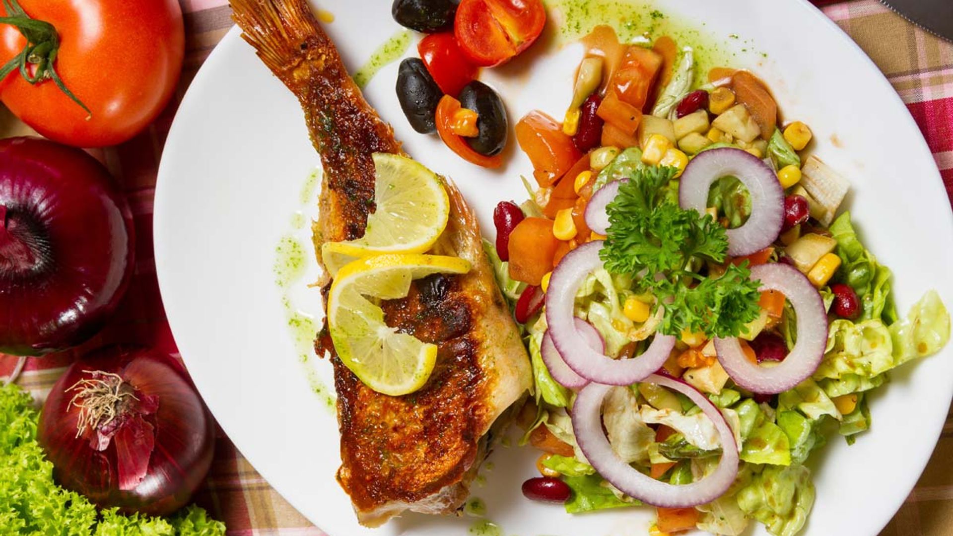 Cabracho frito con ensalada y aceite de menta